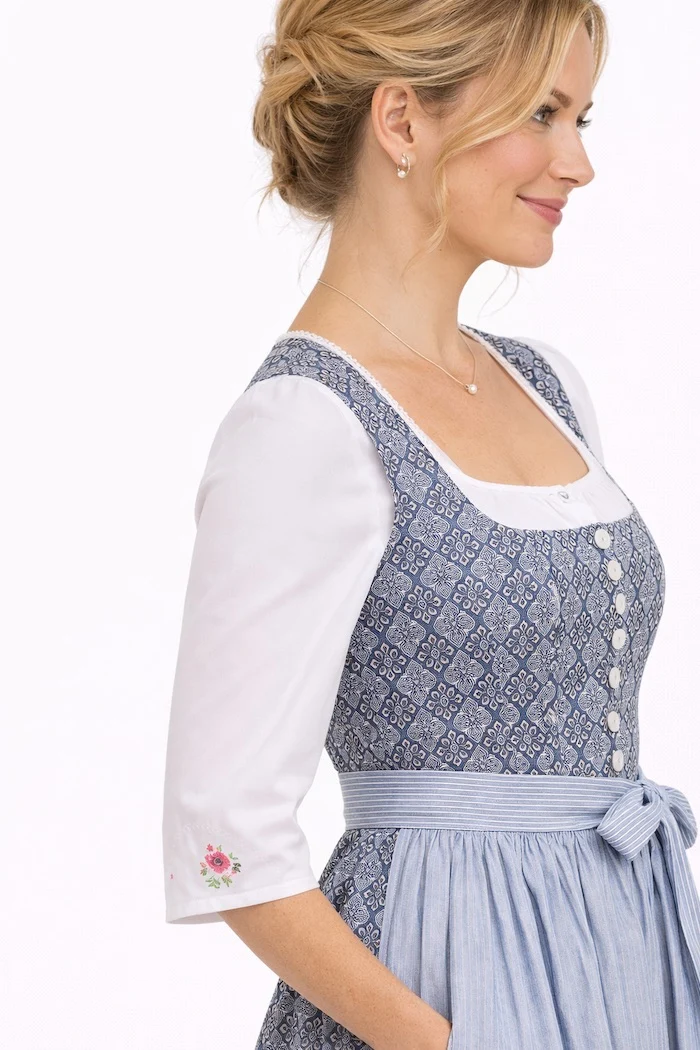 Dirndl mit ornamentalem Muster und Streifenschürze