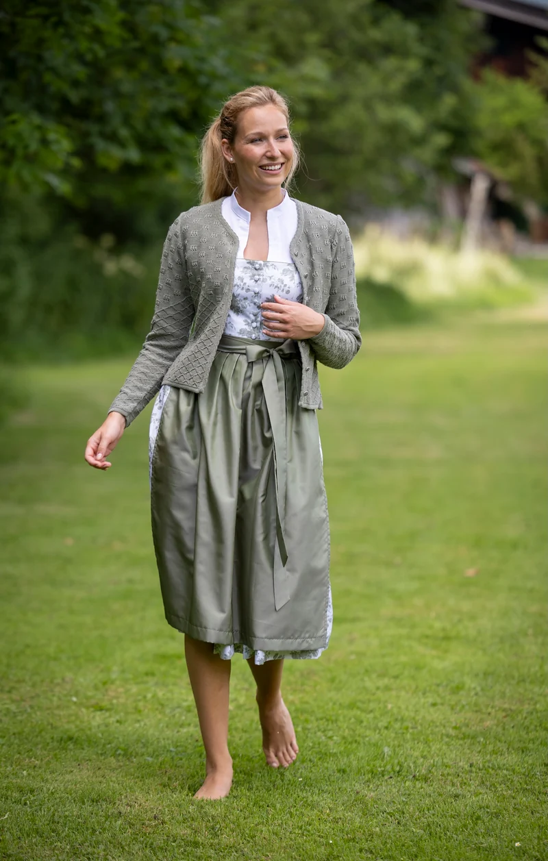 Blumiges Dirndl mit eleganter Taftschürze