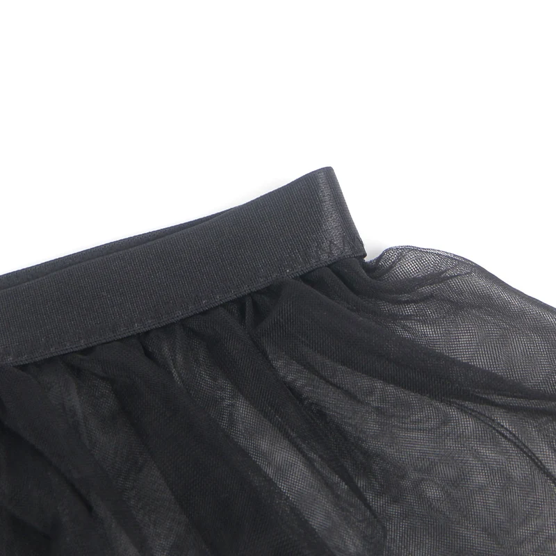 Schwarzes Neckholder-Body-Set aus Spitze und Mesh-Minirock – Tiefer V-Ausschnitt und offener Rücken