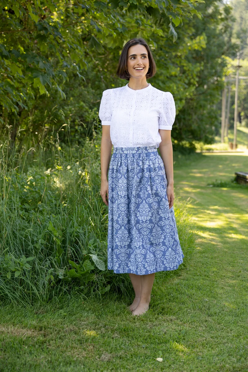 Komplett bestickte Bluse mit aufgesetzter Spitze