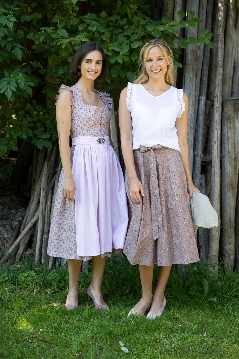 Ärmellose Bluse mit Stickerei und Fransenspitze