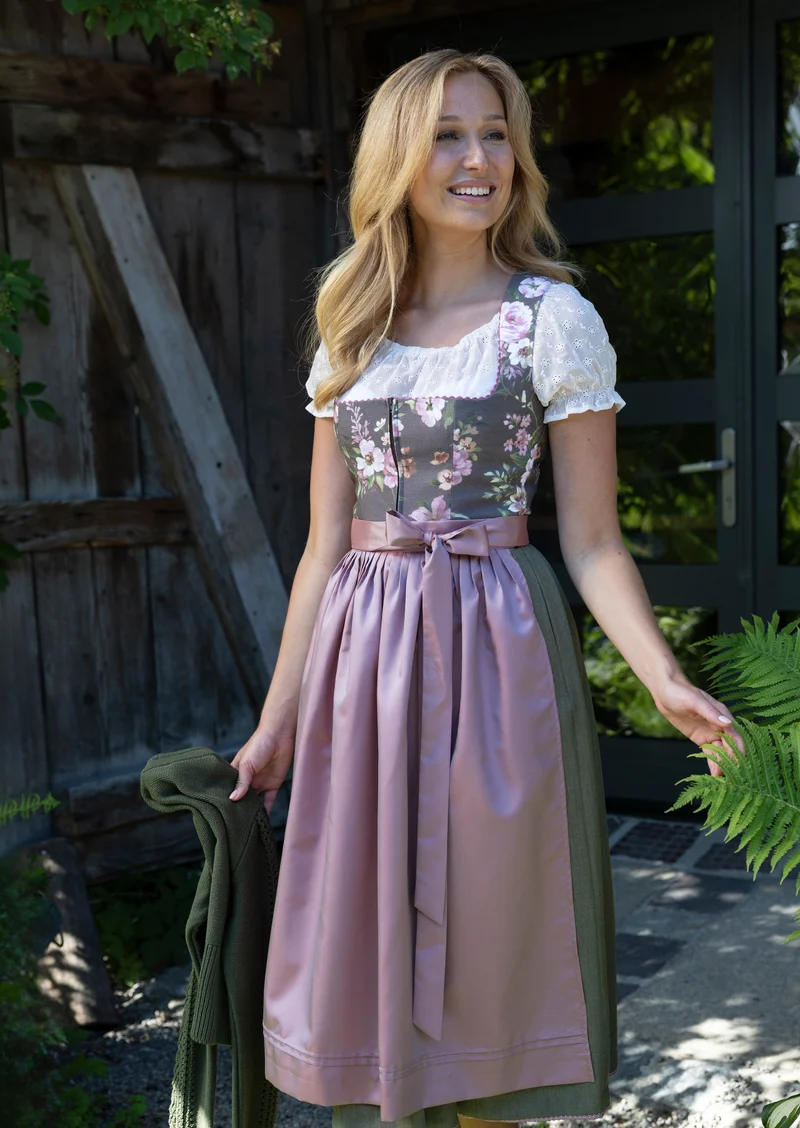Dirndlbluse aus bestickem Organza