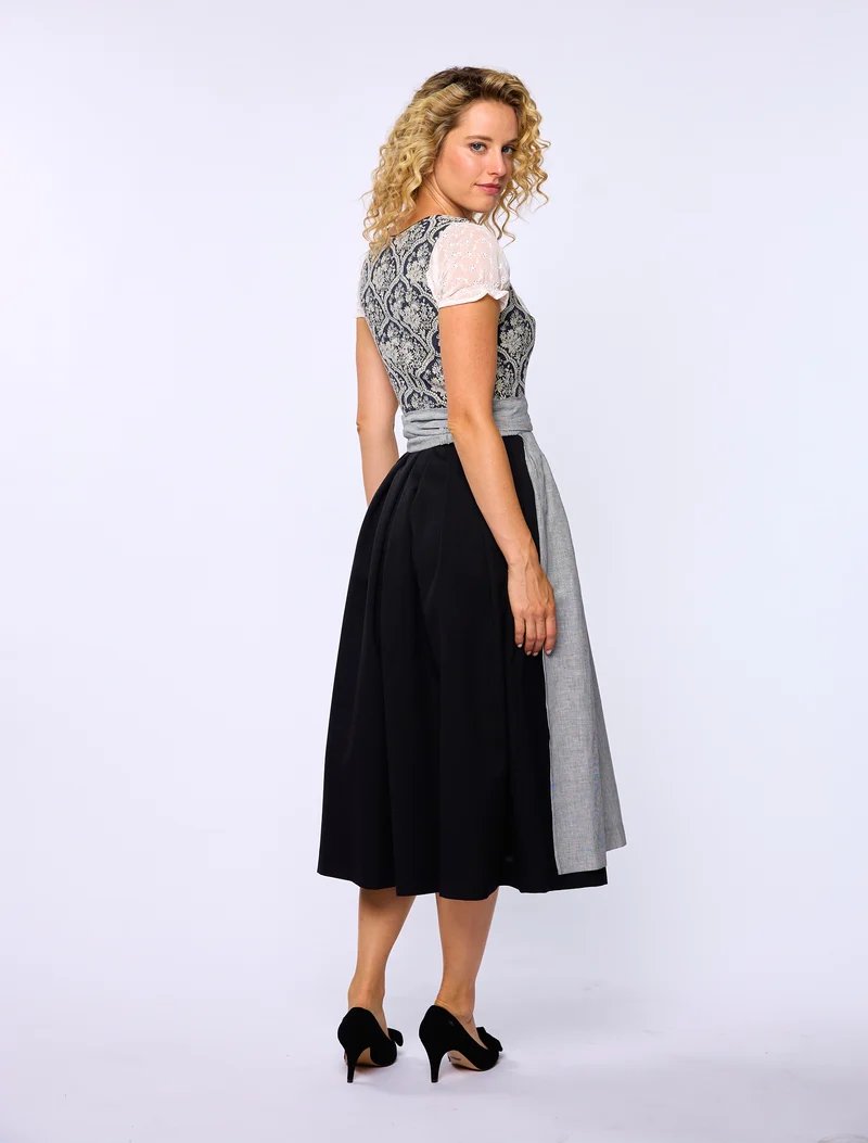 Dirndlbluse aus bestickem Organza