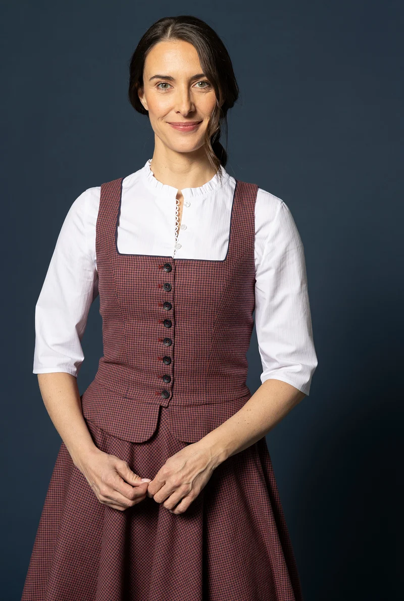 Bluse mit Rüsche im Ausschnitt