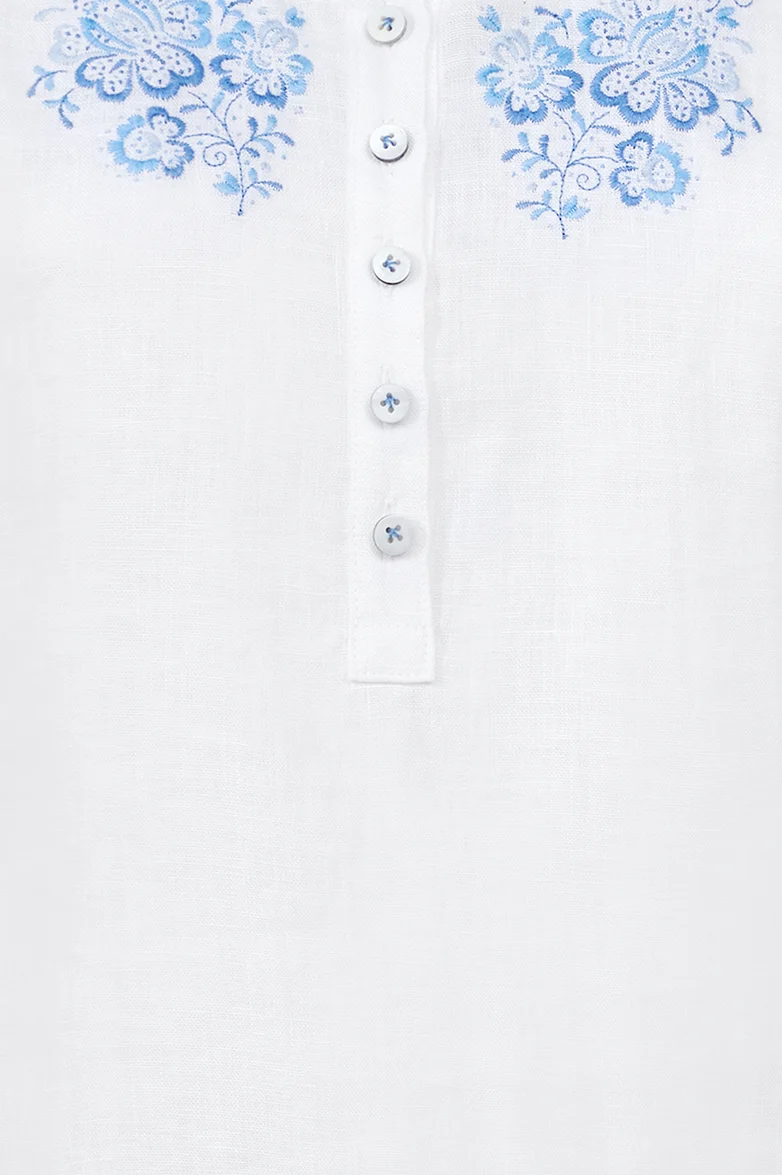 Model-Shirt mit Flachstichstickerei