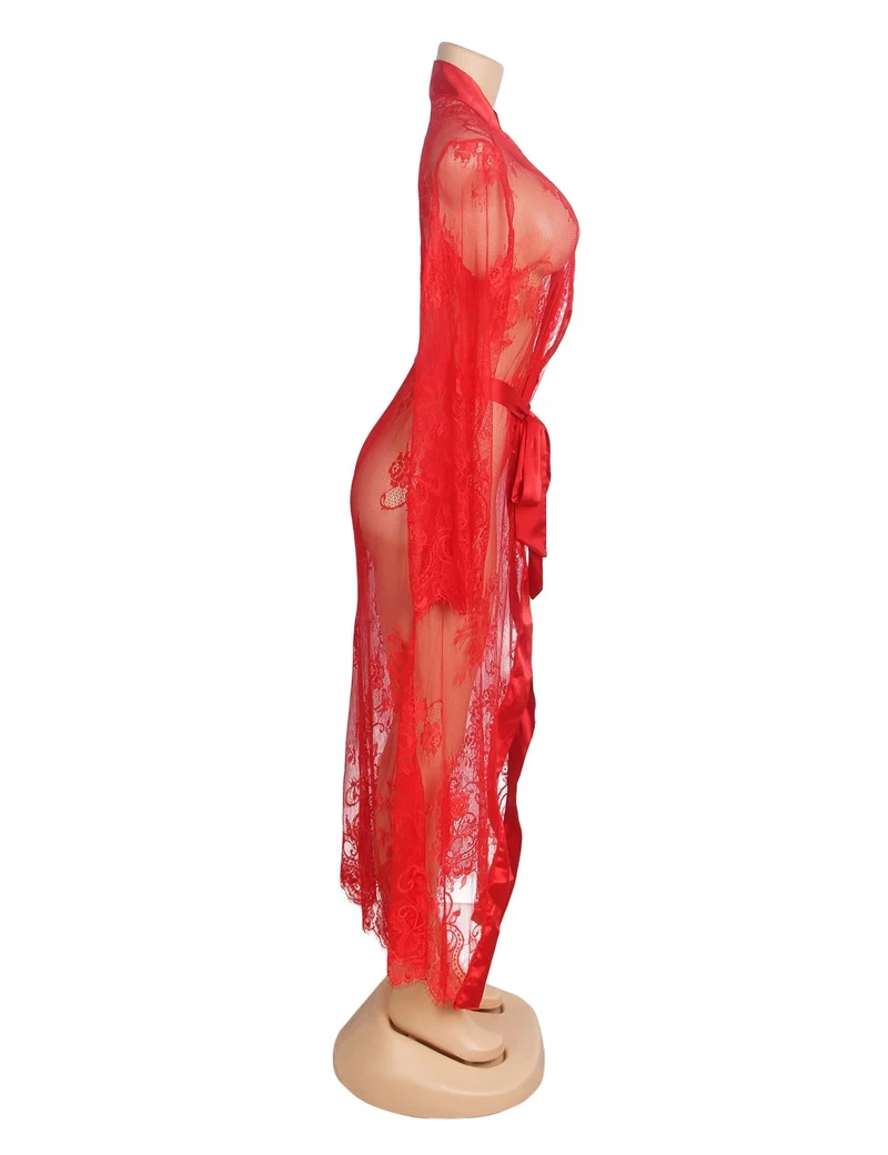 Roter Morgenmantel aus floraler Spitze – Satinleiste, Manschetten aus Wimpernspitze und Seidengürtel