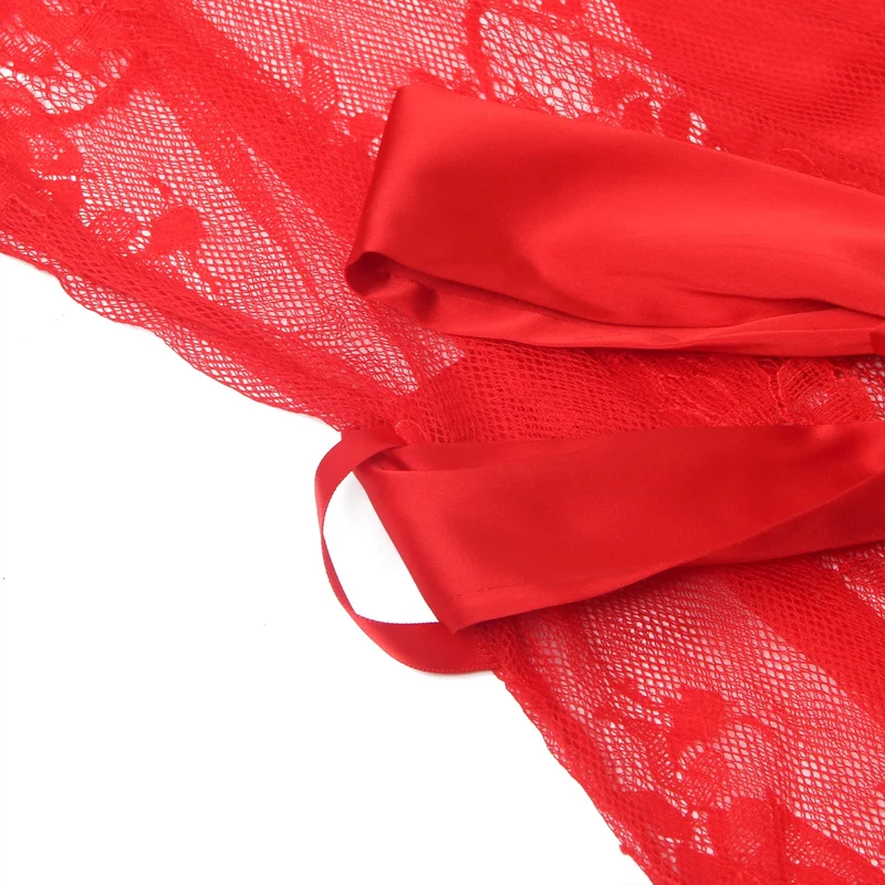 Roter Morgenmantel aus floraler Spitze – Satinleiste, Manschetten aus Wimpernspitze und Seidengürtel