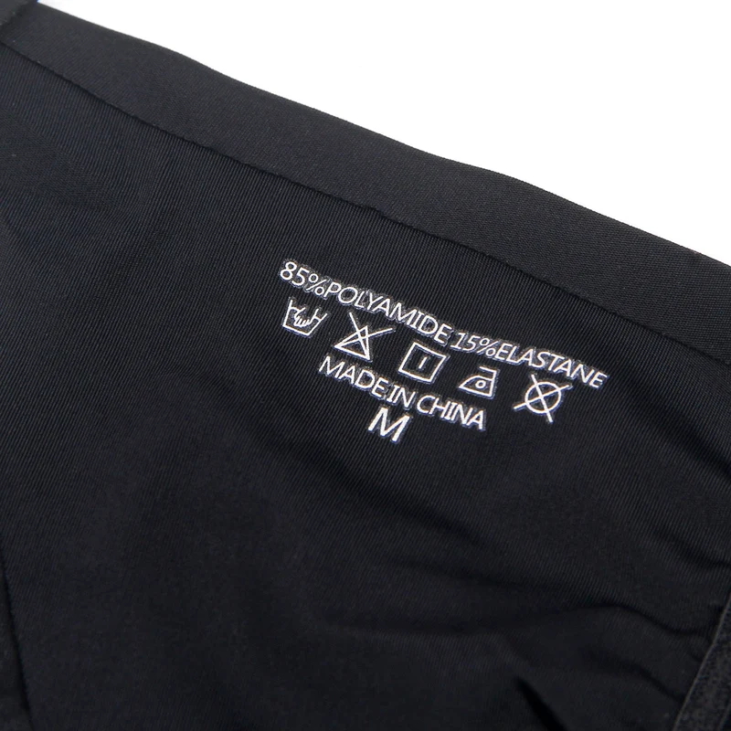 Nahtloser String aus schwarzer Eisseide – Strasskette & plissierte Vorderseite