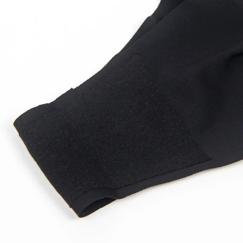 Nahtloser String aus schwarzer Eisseide – Strasskette & plissierte Vorderseite