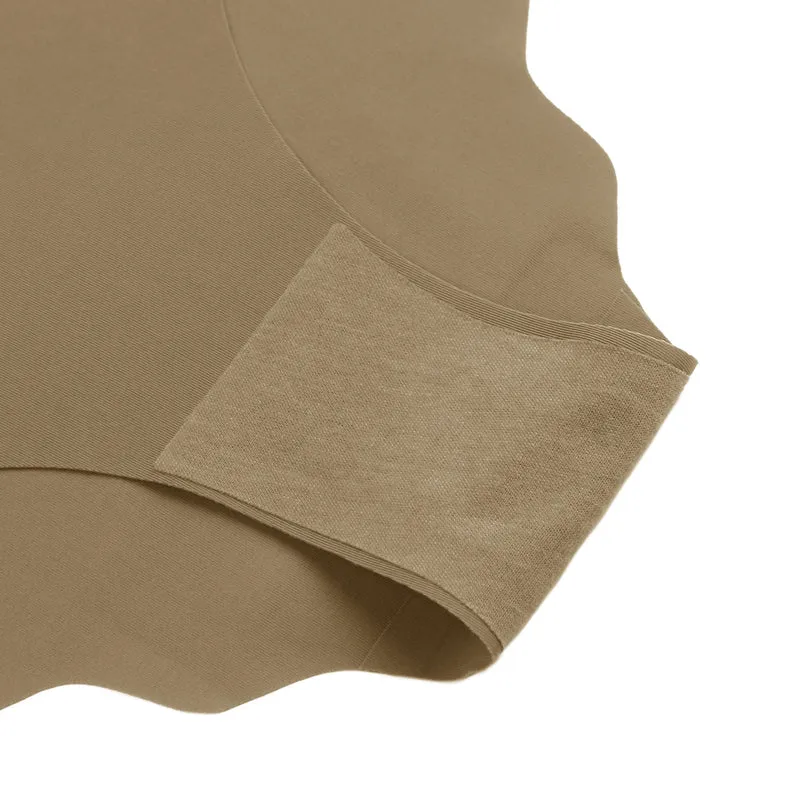 Nahtloser String aus brauner Eisseide – mit gewelltem Spitzendetail an der Hüfte und verstellbarem Beinausschnitt