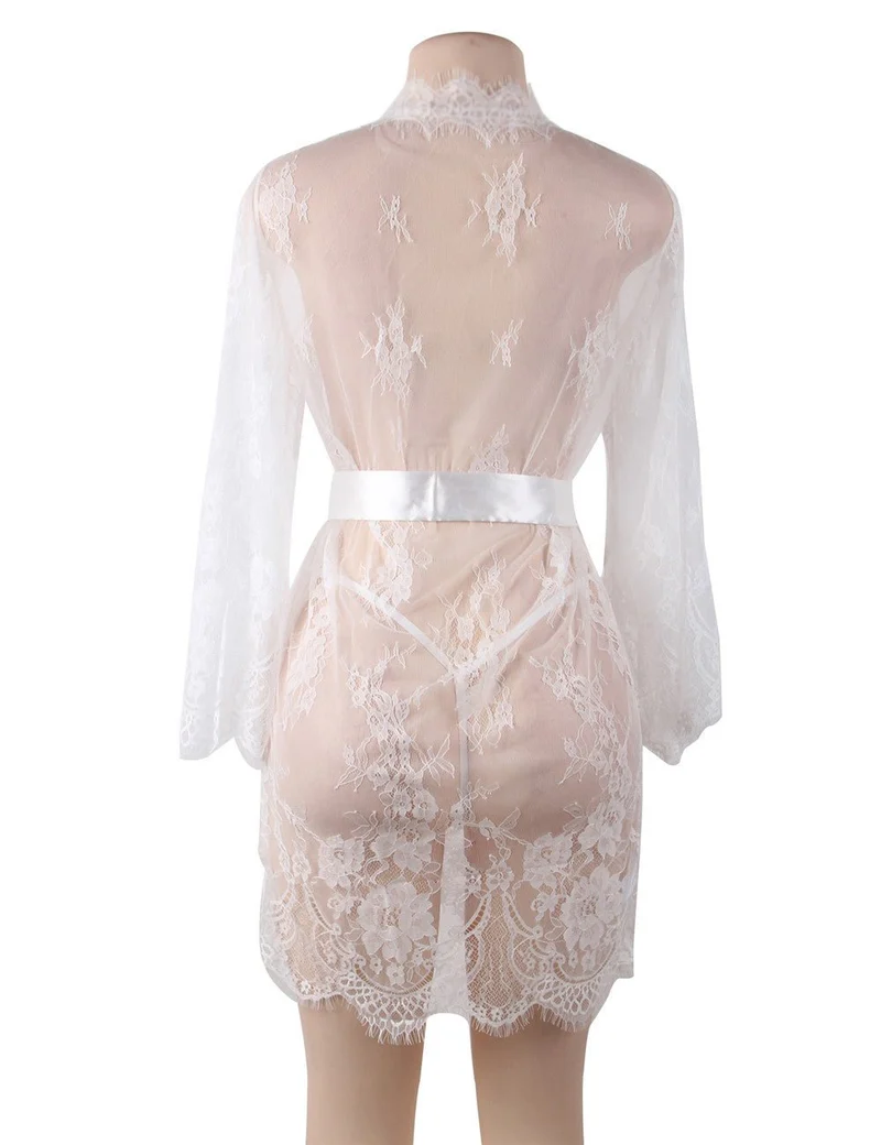 Babydoll aus weißer Wimpernspitze – Weite Ärmel, Knopfleiste, Satinbund und passendes String-Set