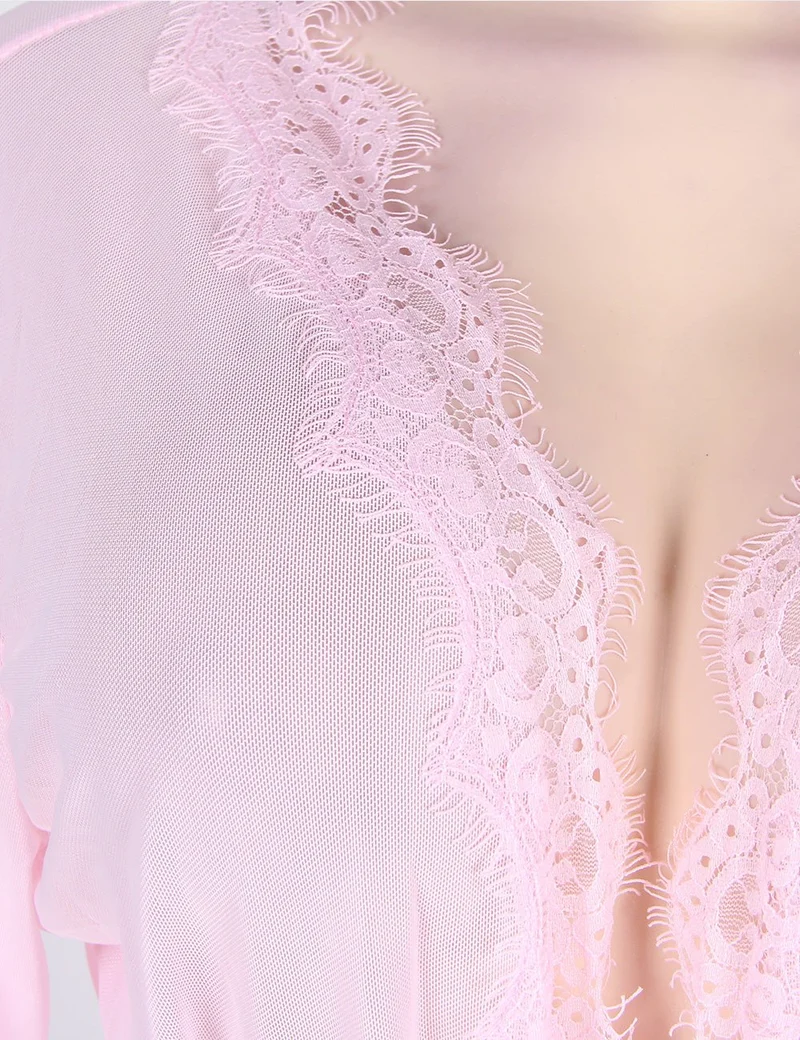 Rosa Babydoll-Bademantel aus Netzstoff – Langärmlig, mit Wimpernspitzenbesatz, Kunstseidengürtel und passendem String