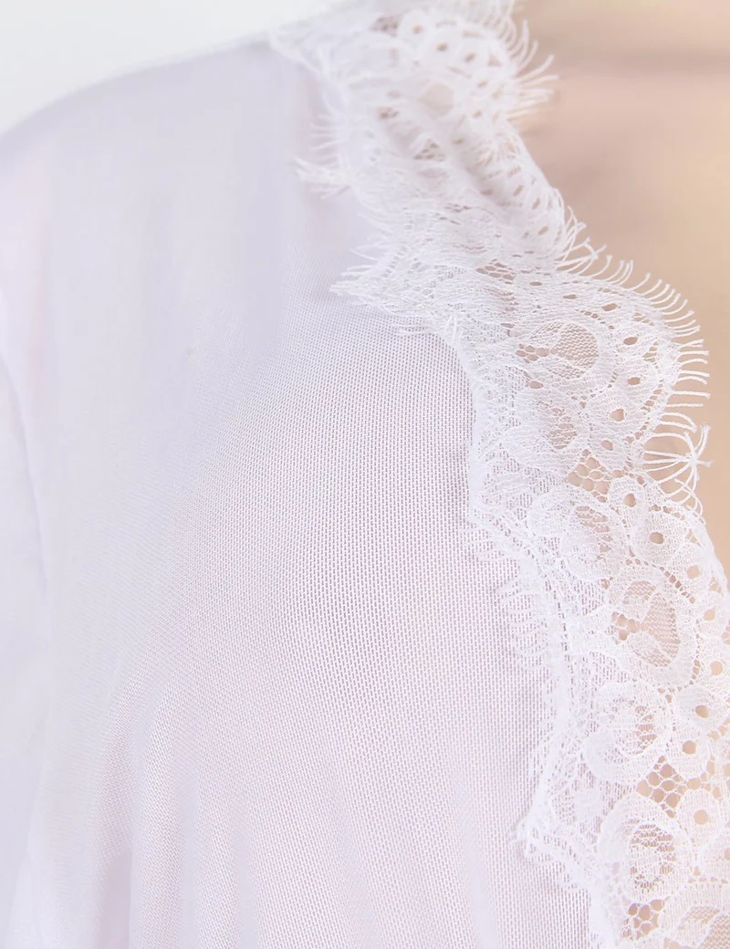 Weißer Babydoll-Bademantel aus Netzstoff – lange Ärmel, Spitzenbesatz, Kunstseidengürtel und passender String