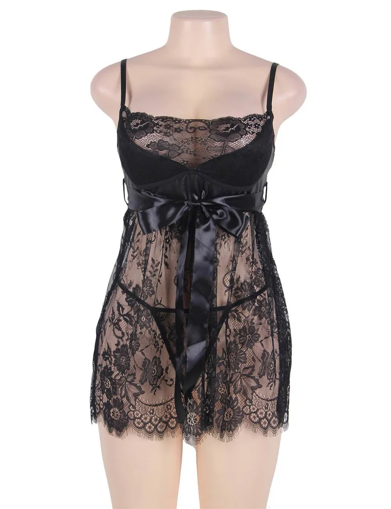 Babydoll aus schwarzem Wimpernspitzenstoff – glänzende Schleife, Wellensaum, verstellbare Taille und Träger