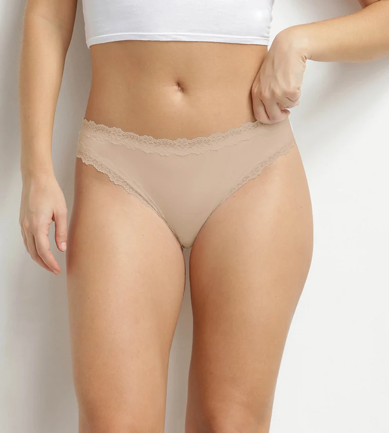 Unsichtbarer brasilianischer Slip für Damen aus Mikrofaser und Spitze in Nude von Dim