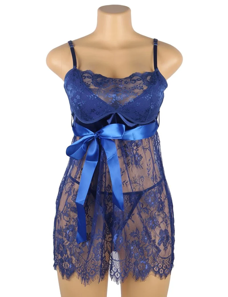 Babydoll aus blauer Wimpernspitze – Gepolsterte Cups, Schleifengürtel in der Taille, Wellensaum & String