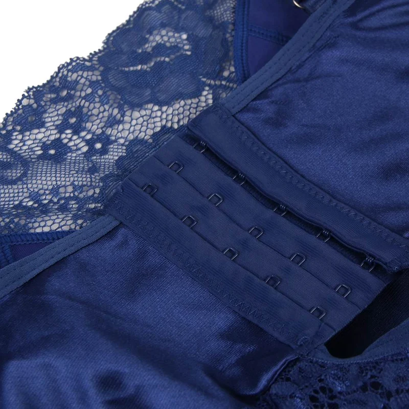 Babydoll aus blauer Wimpernspitze – Gepolsterte Cups, Schleifengürtel in der Taille, Wellensaum & String