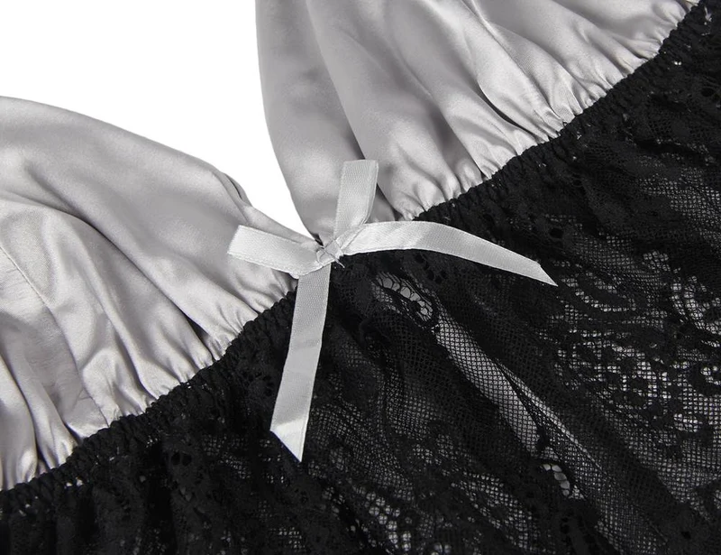 Pyjama-Set aus silberfarbenem Satin-Finish mit Spitzenbesatz – verstellbare Träger und Knopfverschluss am Rücken