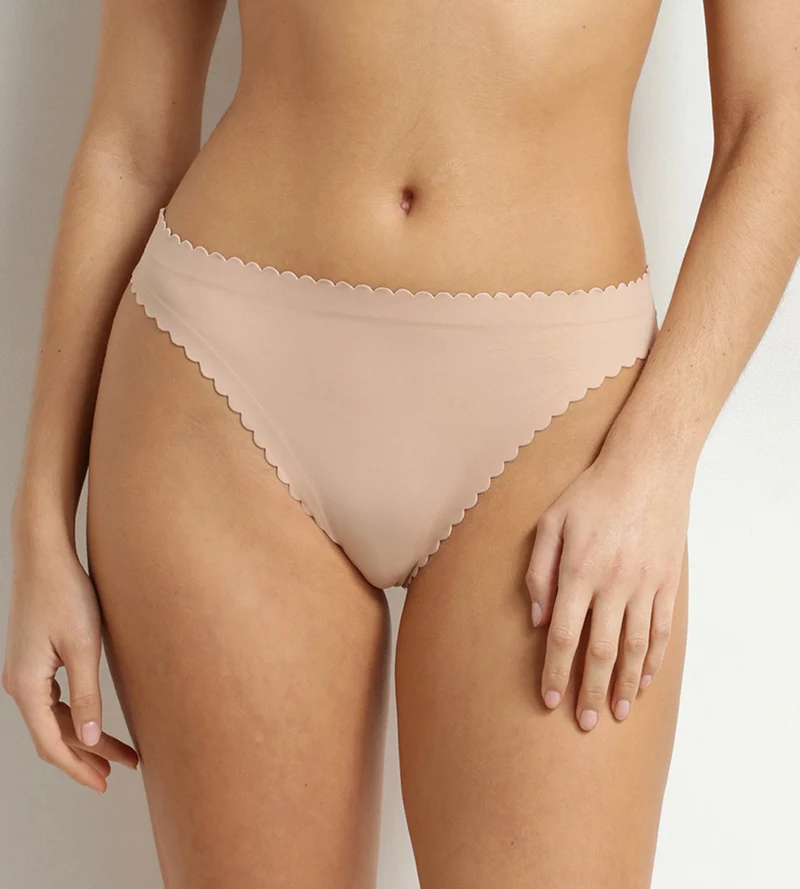 Nudefarbener Damen-String aus Mikrofaser von Dim Body Touch