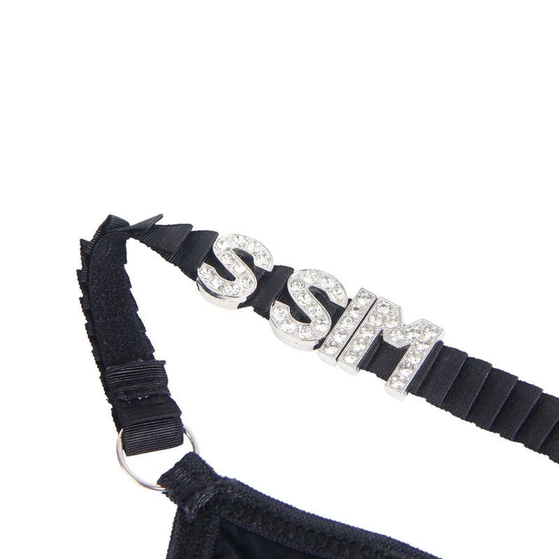 Schwarzer String-Tanga mit Strassbuchstaben am Bund.