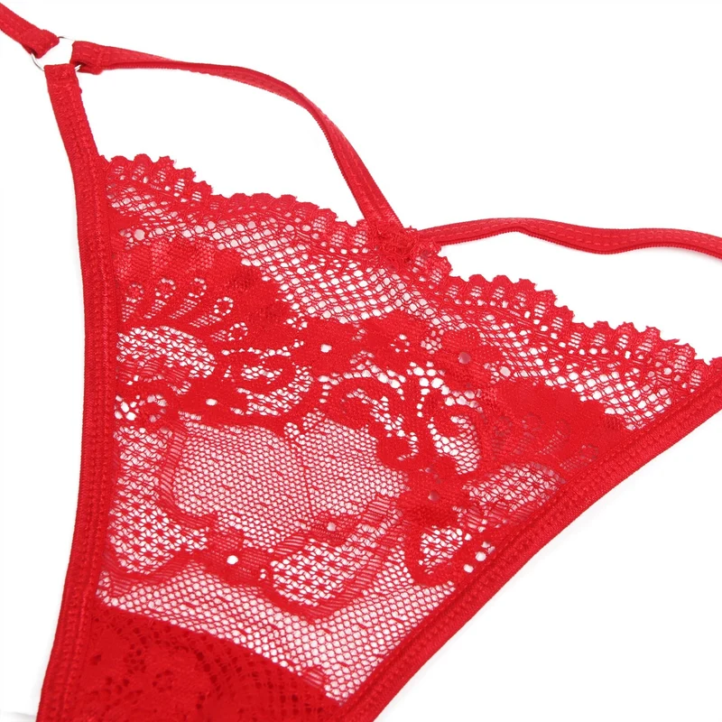 Roter Spitzen-Tanga mit Cut-Outs und Metallring am Bund