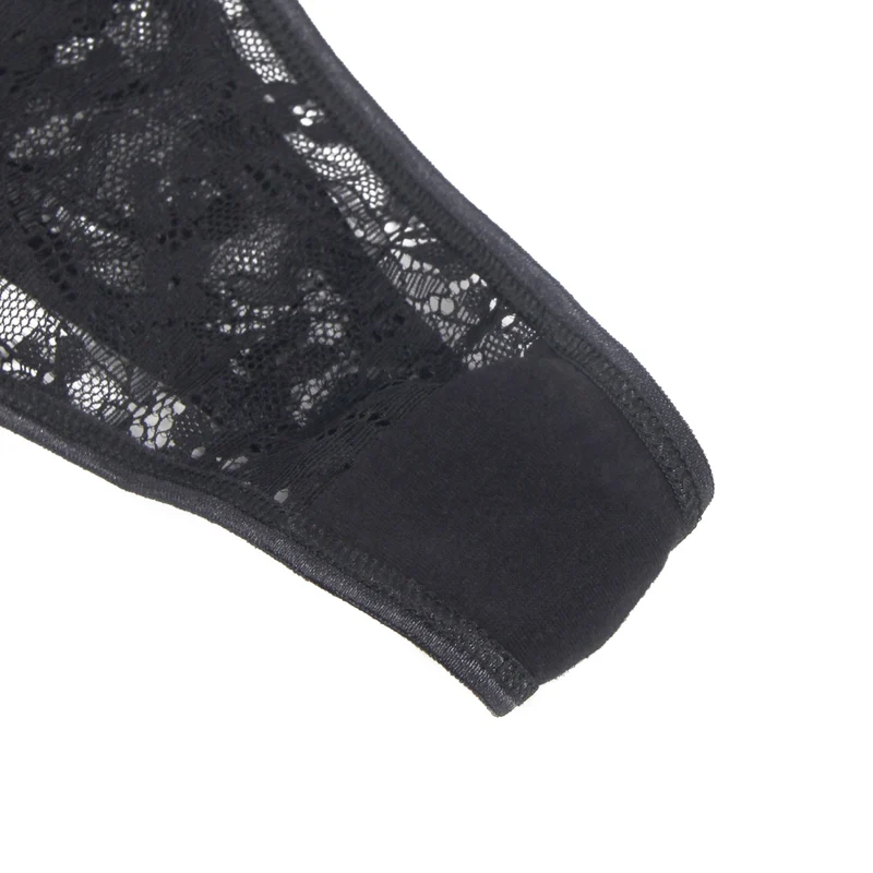Schwarzer Spitzen-T-Back-Tanga mit Strassbuchstaben am Bund