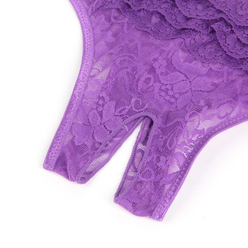 Lila Spitzen-Triangel-Slip mit mehrlagigem Rückenbesatz, Schleifendetail und offenem Schritt