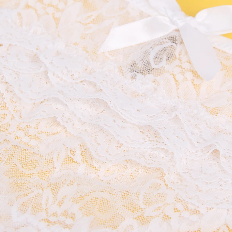 Weißer Spitzen-Triangel-Slip mit mehrlagigem Rückenteil, Schleifendetail und offenem Schritt