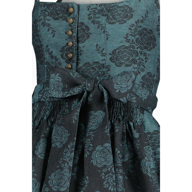 Monika in petrol