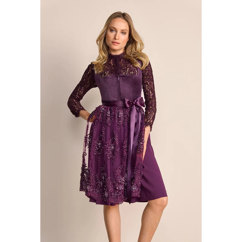 Dirndl Pine in beere