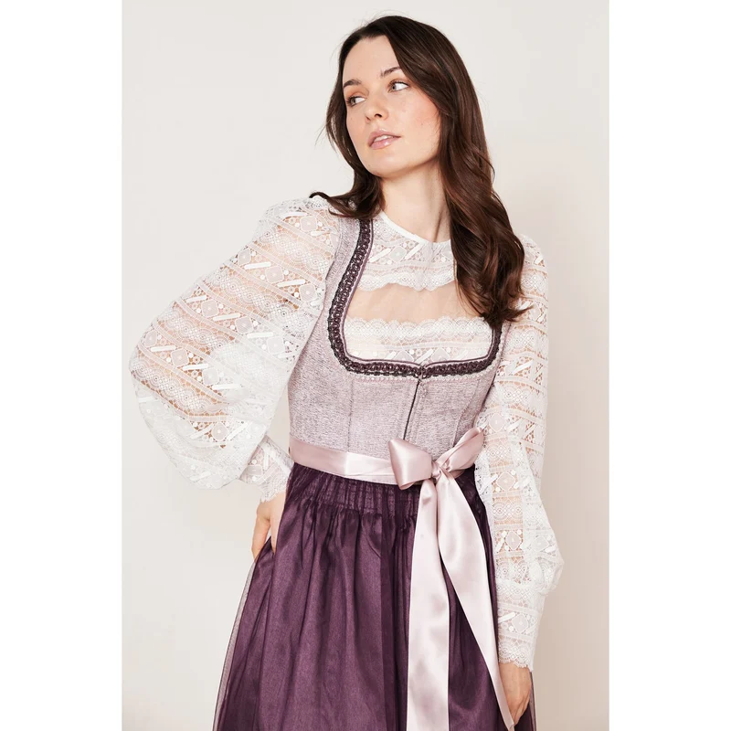 Dirndl in flieder
