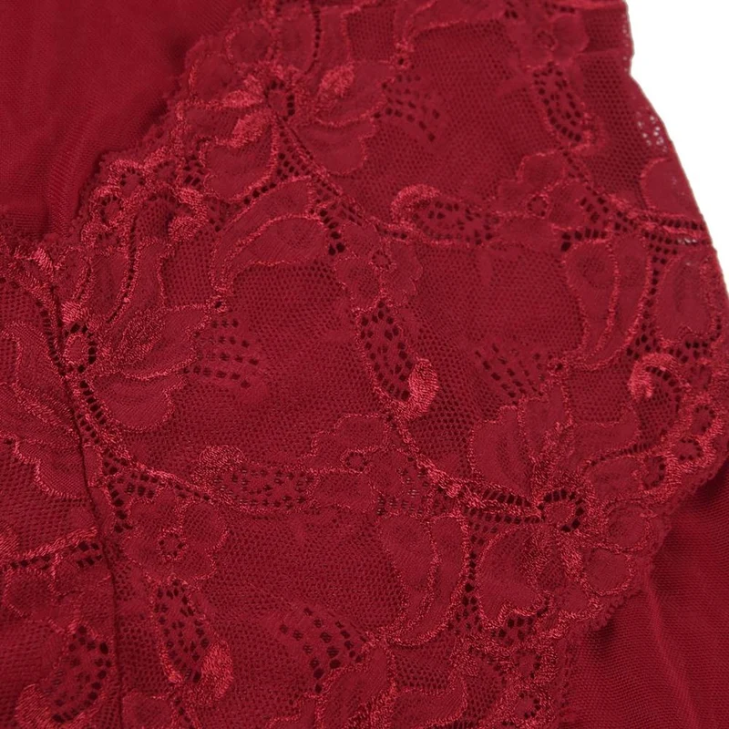 Weinrotes Babydoll- und String-Set aus Spitze und Mesh mit V-Ausschnitt