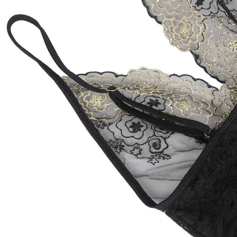 Schwarzes Babydoll aus Mesh mit Stahlring, Wimpernspitze, offenem Rücken, Schlitz und passendem String-Set
