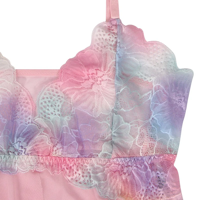 Babydoll aus rosafarbenem Mesh mit digitalem Spitzendruck, Schlitz vorne und passendem bedrucktem Höschen