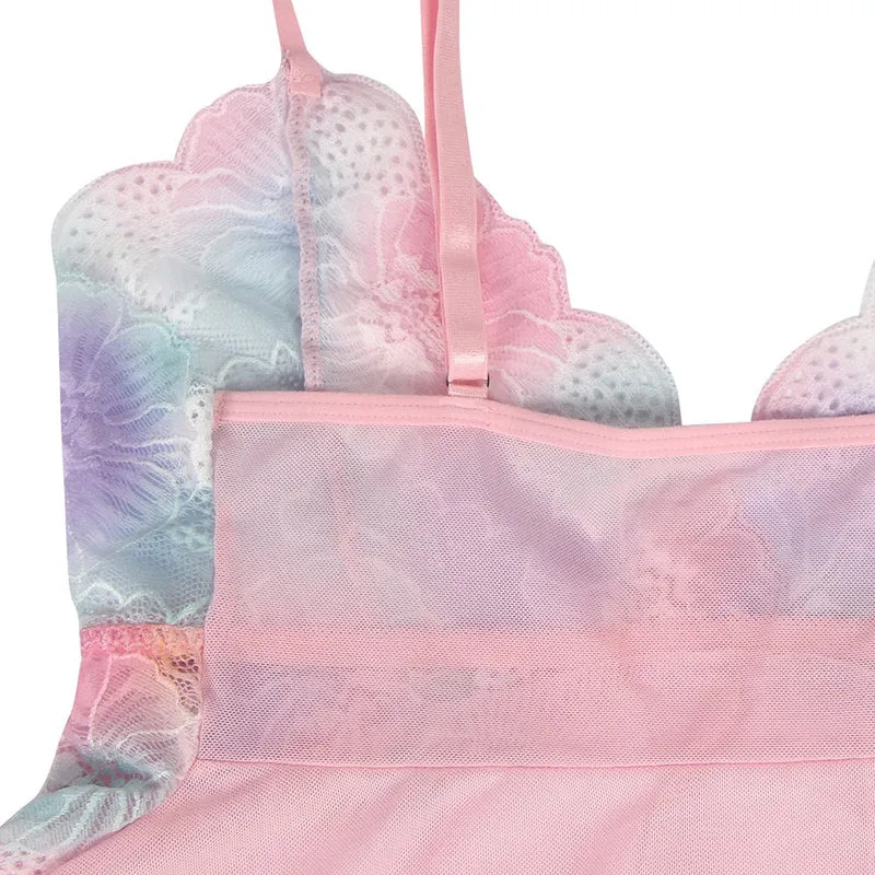 Babydoll aus rosafarbenem Mesh mit digitalem Spitzendruck, Schlitz vorne und passendem bedrucktem Höschen