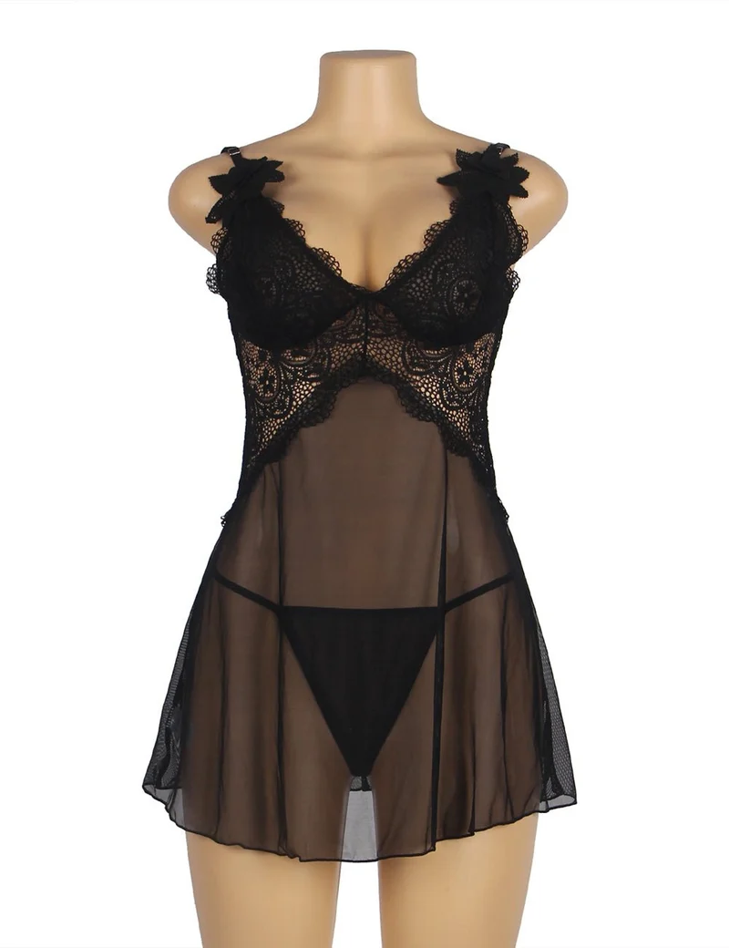 Schwarzes Babydoll aus Mesh mit tiefem V-Ausschnitt, Spitzendetails, wasserlöslichen Blumenträgern und passendem String-Set