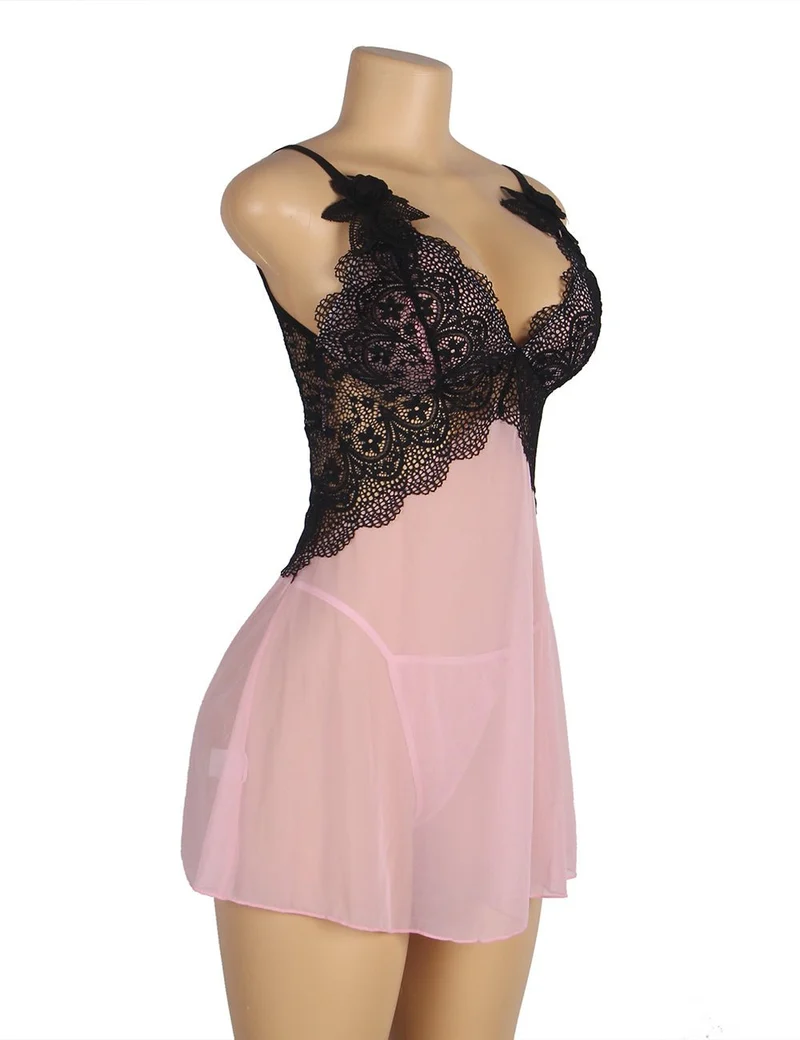 Rosa Babydoll aus Mesh mit tiefem V-Ausschnitt, Spitzendetails, wasserlöslichen Blumenträgern und passendem String-Set