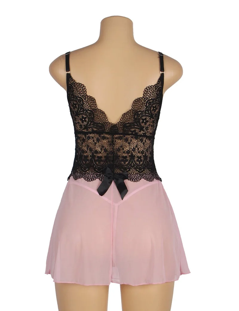 Rosa Babydoll aus Mesh mit tiefem V-Ausschnitt, Spitzendetails, wasserlöslichen Blumenträgern und passendem String-Set