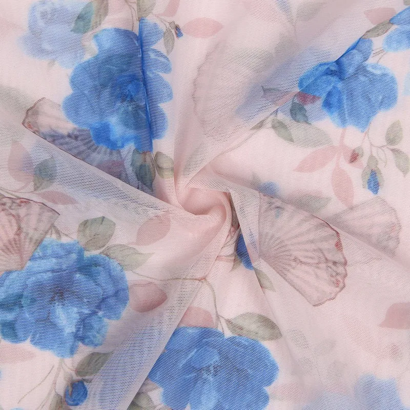 Blaues, bedrucktes Babydoll aus Mesh mit Rüschen und gepunkteten Cups, verstellbaren Trägern und passendem String-Set