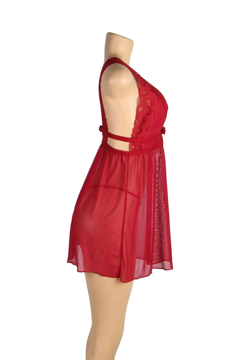 Burgunderrotes Babydoll aus Mesh mit tiefem V-Ausschnitt, Spitzenbesatz, offenem Rücken und passendem String-Set