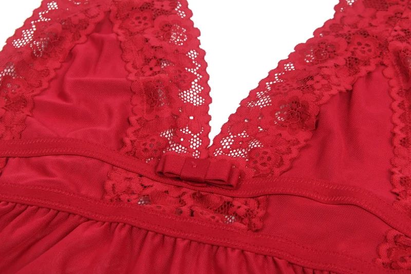 Burgunderrotes Babydoll aus Mesh mit tiefem V-Ausschnitt, Spitzenbesatz, offenem Rücken und passendem String-Set