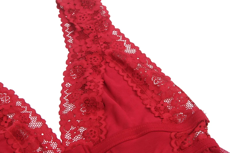 Burgunderrotes Babydoll aus Mesh mit tiefem V-Ausschnitt, Spitzenbesatz, offenem Rücken und passendem String-Set