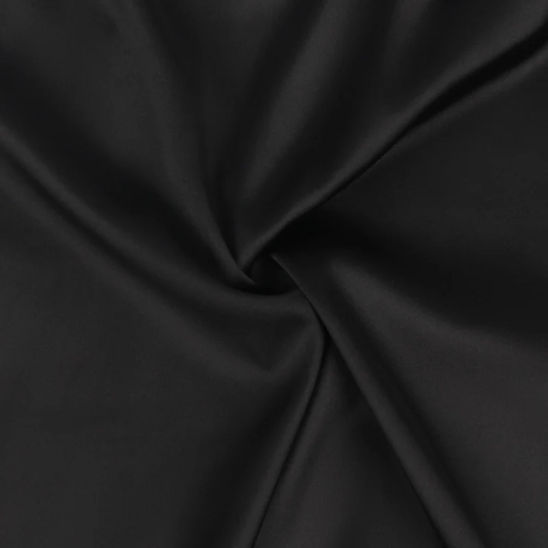 Schwarzes Babydoll mit tiefem V-Ausschnitt, Brustpartie aus Wimpernspitze, gekreuztem, offenem Rückenausschnitt und verstellbaren Trägern