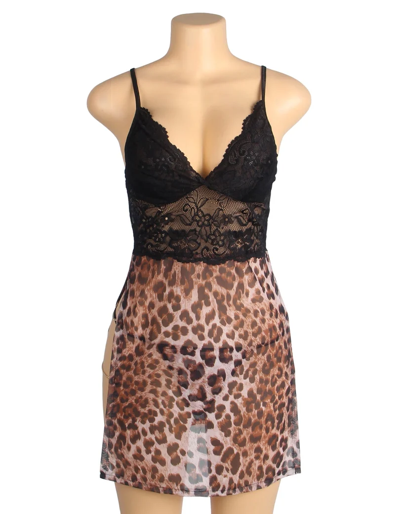 Babydoll mit Leopardenmuster aus Mesh und Spitze, tiefem V-Ausschnitt, doppeltem hohem Schlitz, Metallketten-Detail und passendem String-Set