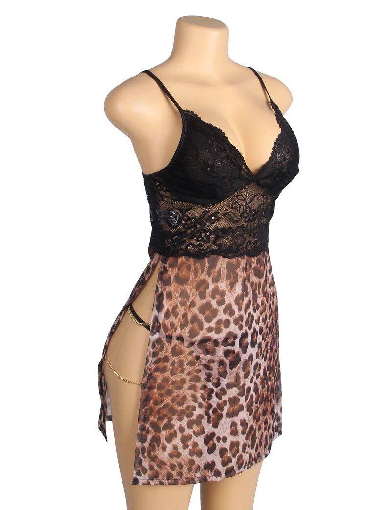 Babydoll mit Leopardenmuster aus Mesh und Spitze, tiefem V-Ausschnitt, doppeltem hohem Schlitz, Metallketten-Detail und passendem String-Set