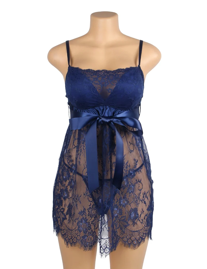 Babydoll-Set aus blauer Wimpernspitze mit gepolsterten Cups, Wellensaum, Schleife unter der Brust und T-Rücken.