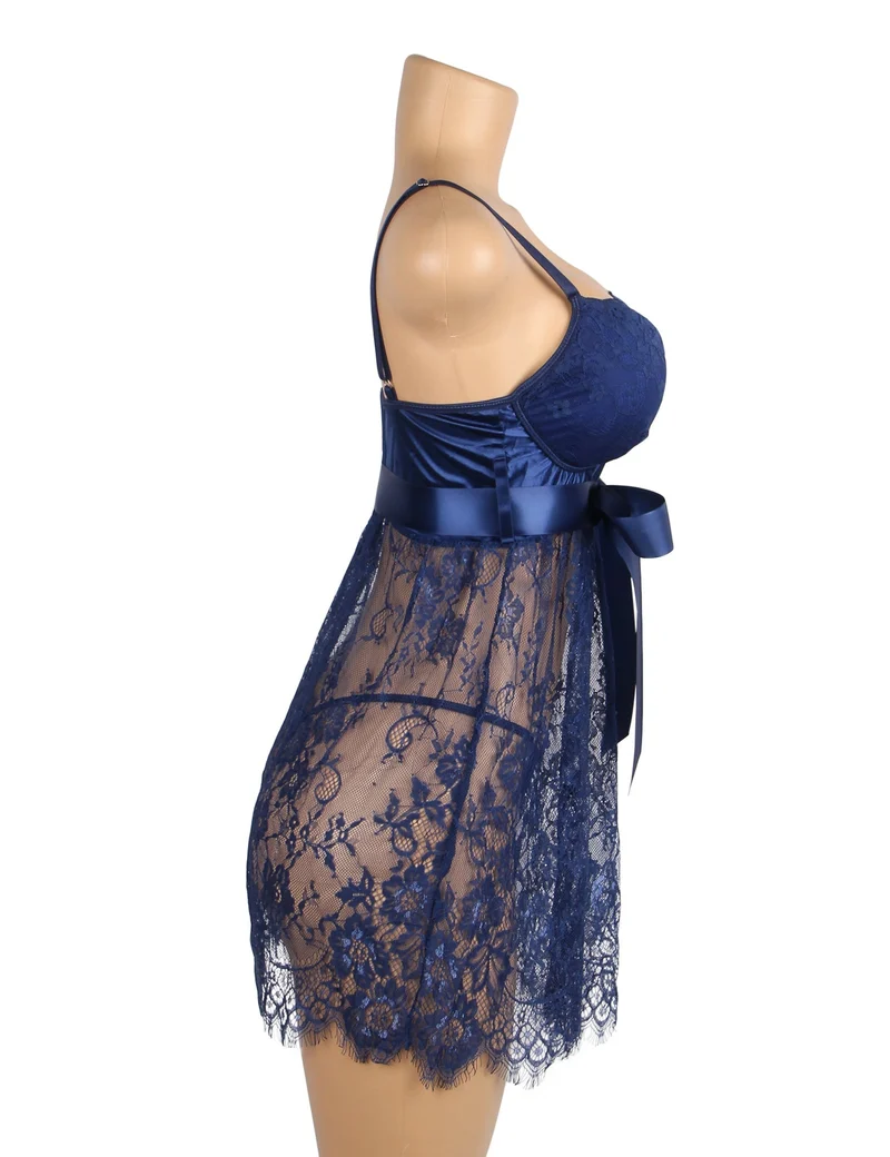 Babydoll-Set aus blauer Wimpernspitze mit gepolsterten Cups, Wellensaum, Schleife unter der Brust und T-Rücken.