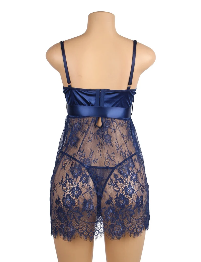Babydoll-Set aus blauer Wimpernspitze mit gepolsterten Cups, Wellensaum, Schleife unter der Brust und T-Rücken.