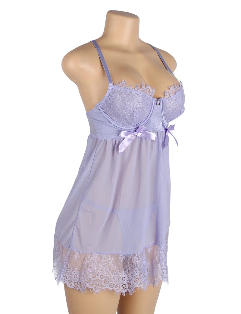 Lila Babydoll aus Netzstoff mit Bügeln und Polsterung, gekreuztem Rückenausschnitt, Wimpernspitze an Brust und Saum, Schleife am Dekolleté und passendem Höschen.