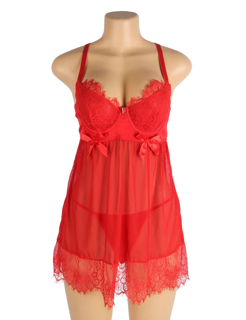 Rotes Babydoll aus Netzstoff mit Bügeln und Polsterung, gekreuztem Rückenausschnitt, Wimpernspitze an Brust und Saum, Schleife am Dekolleté und passendem Höschen.